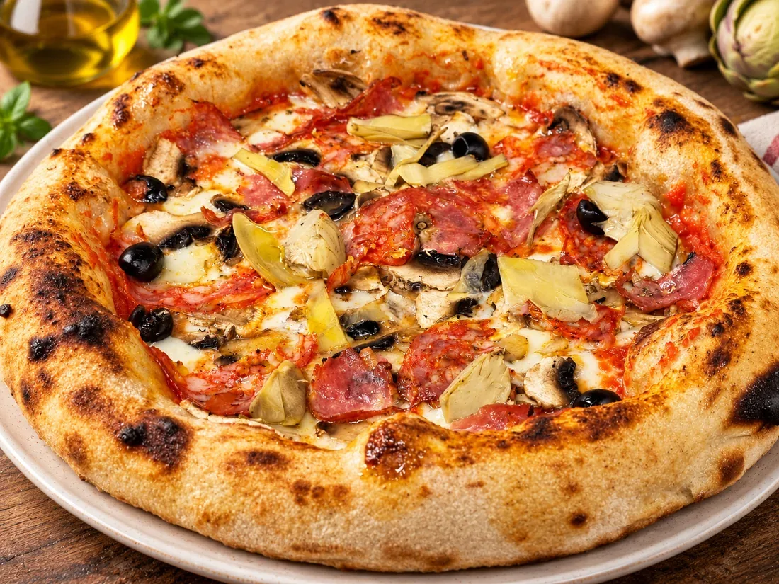 Pizza con pomodoro e farcitura mista, immagine rielaborata