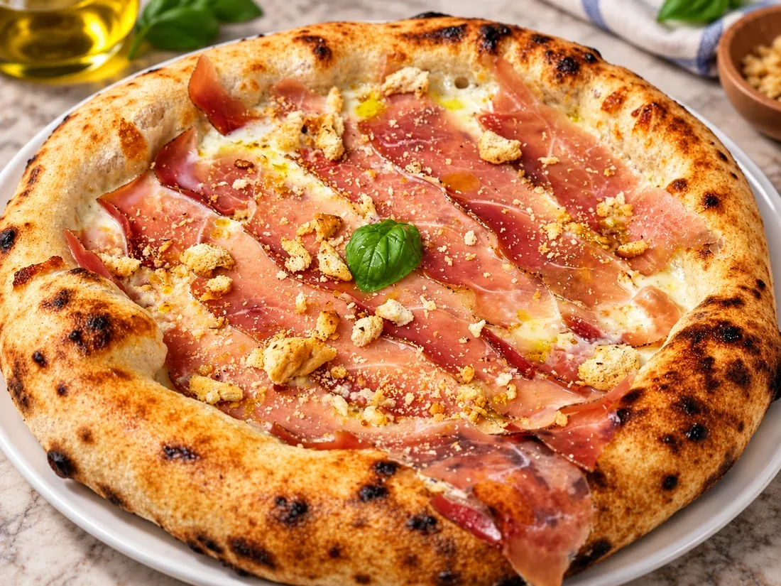 Pizza con prosciutto e guarnizione croccante, immagine rielaborata